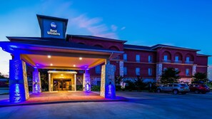 Welcome to Best Western, where a warm entrance awaits under a covered roof with columns.