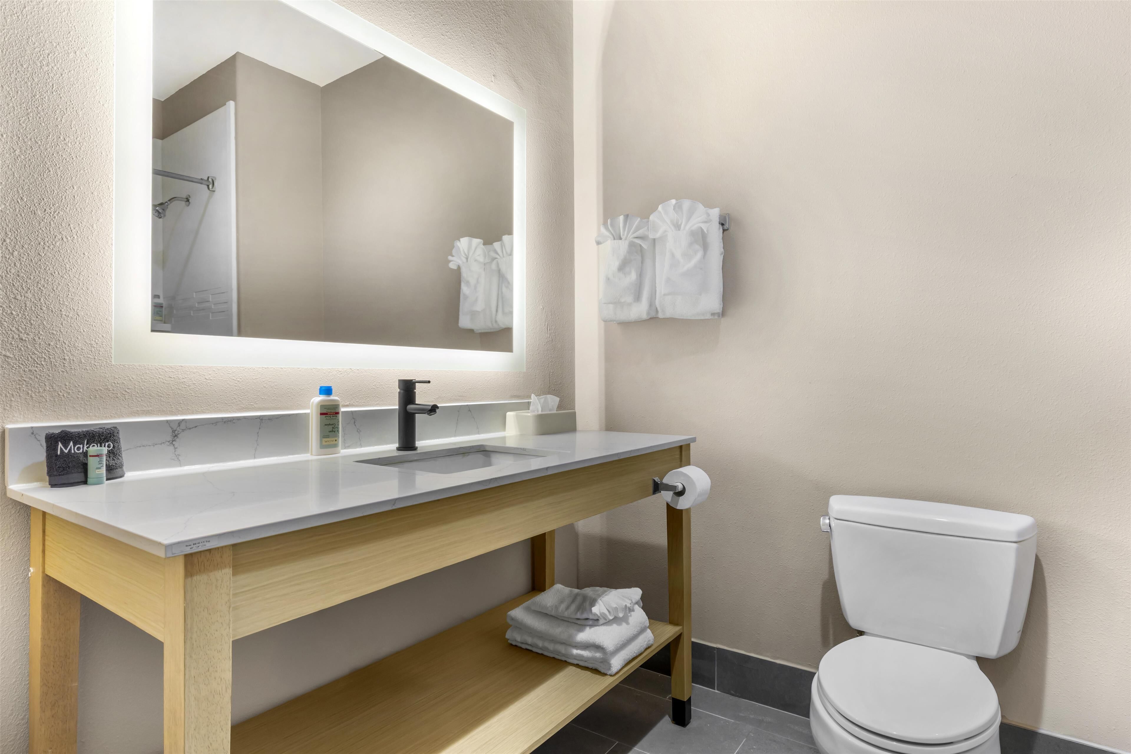 combined shower/bathtub, hair dryer, towels