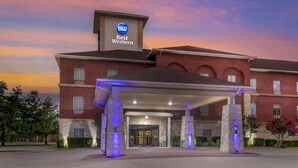 A Best Western hotel with a brick facade, a covered entrance, and stone pillars. - Best Western Red River Inn & Suites (Thackerville)