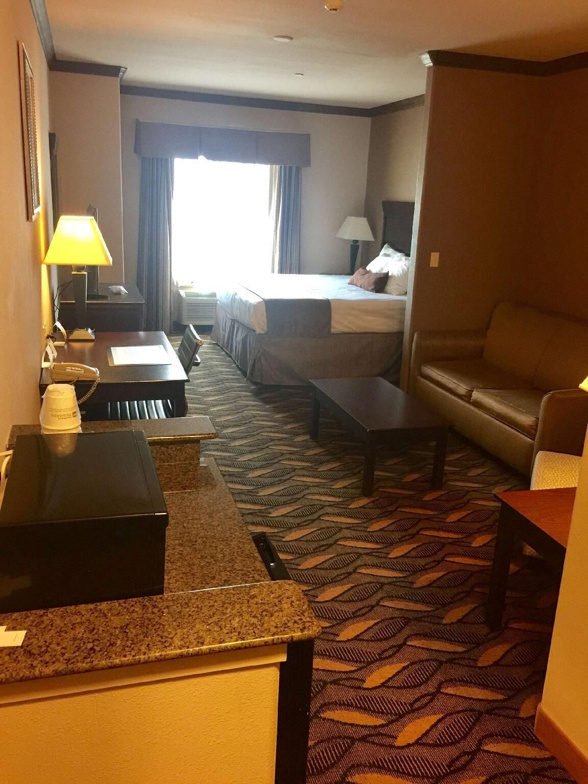 Skrivebord, skrivebord for bærbar PC, strykejern/-brett og internett