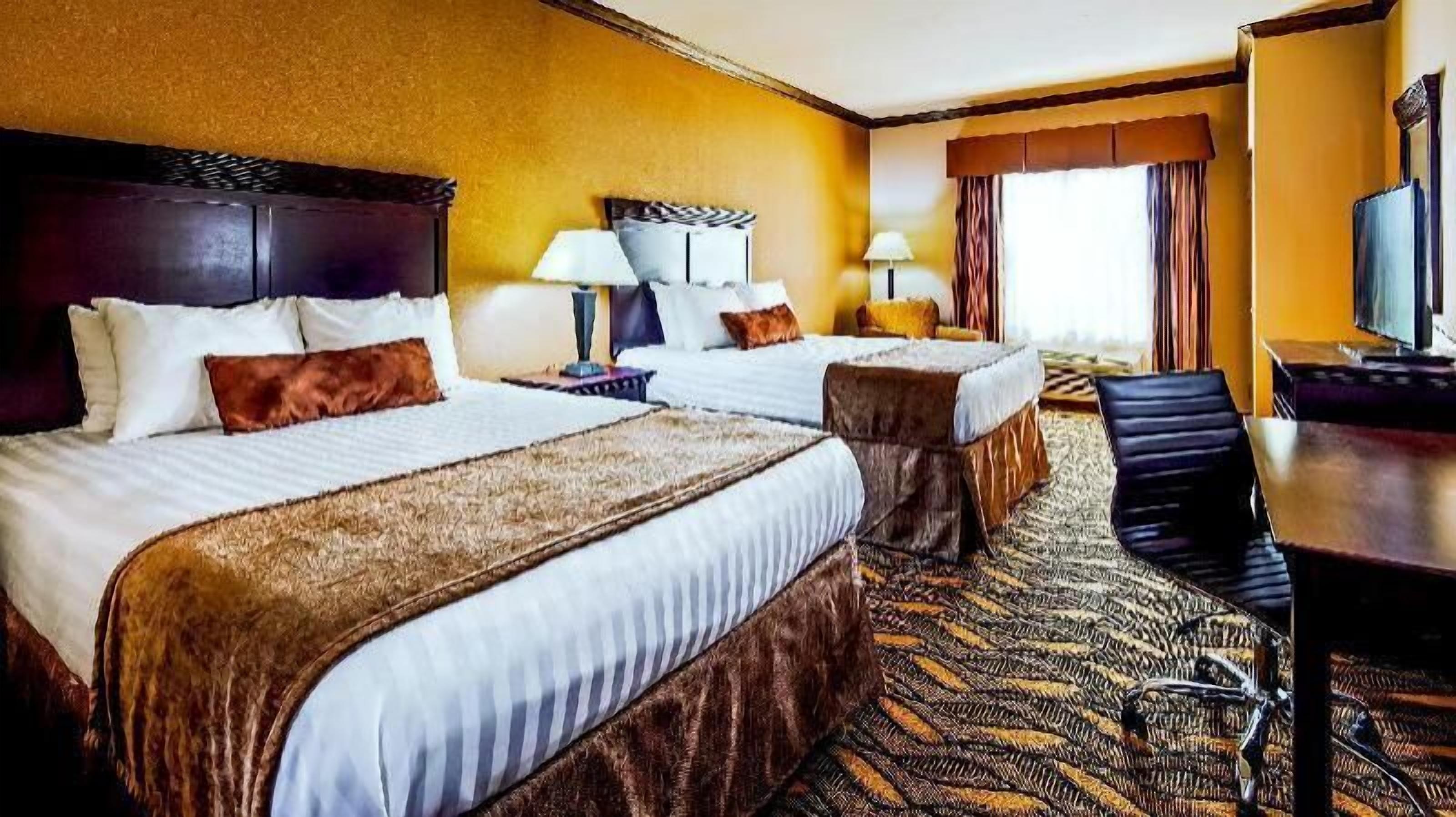 Skrivebord, skrivebord for bærbar PC, strykejern/-brett og internett