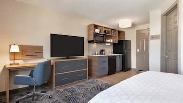 Studio Suite, 1 King Bed | In-room safe, desk, iron/ironing board, free WiFi