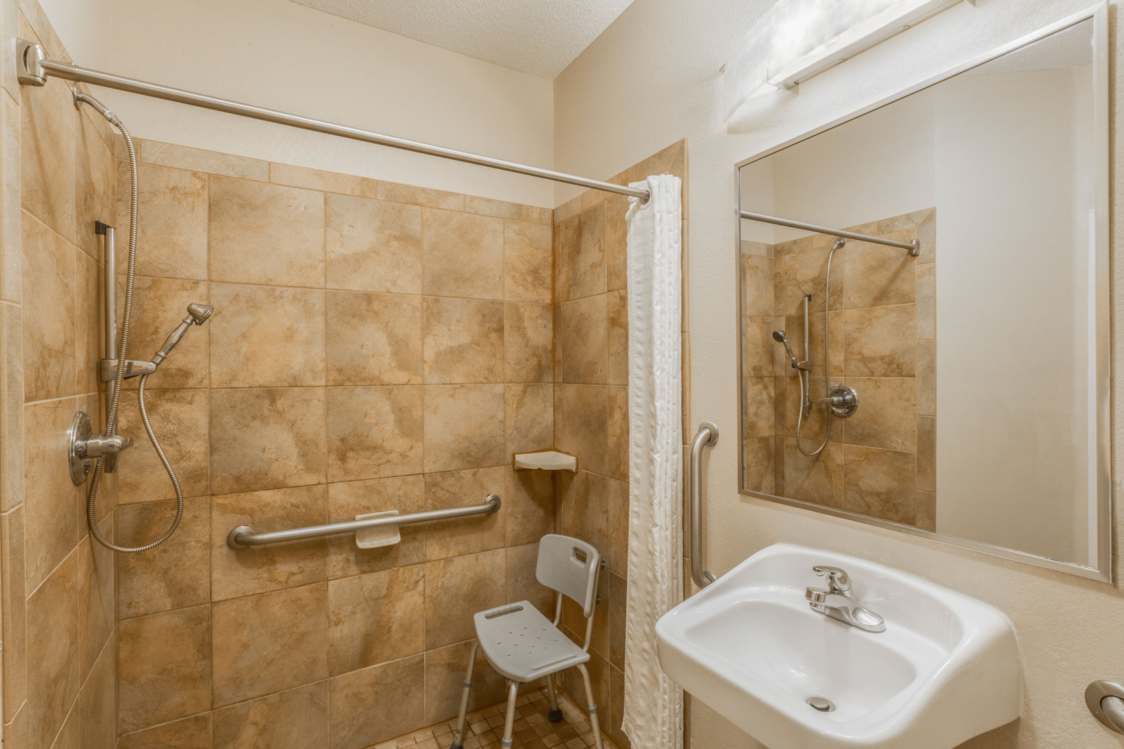 combined shower/bathtub, hair dryer, towels