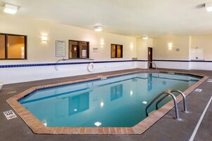 Una piscina techada, sillones reclinables de piscina