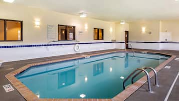 Piscina interna, funciona das 10h às 22h, espreguiçadeiras