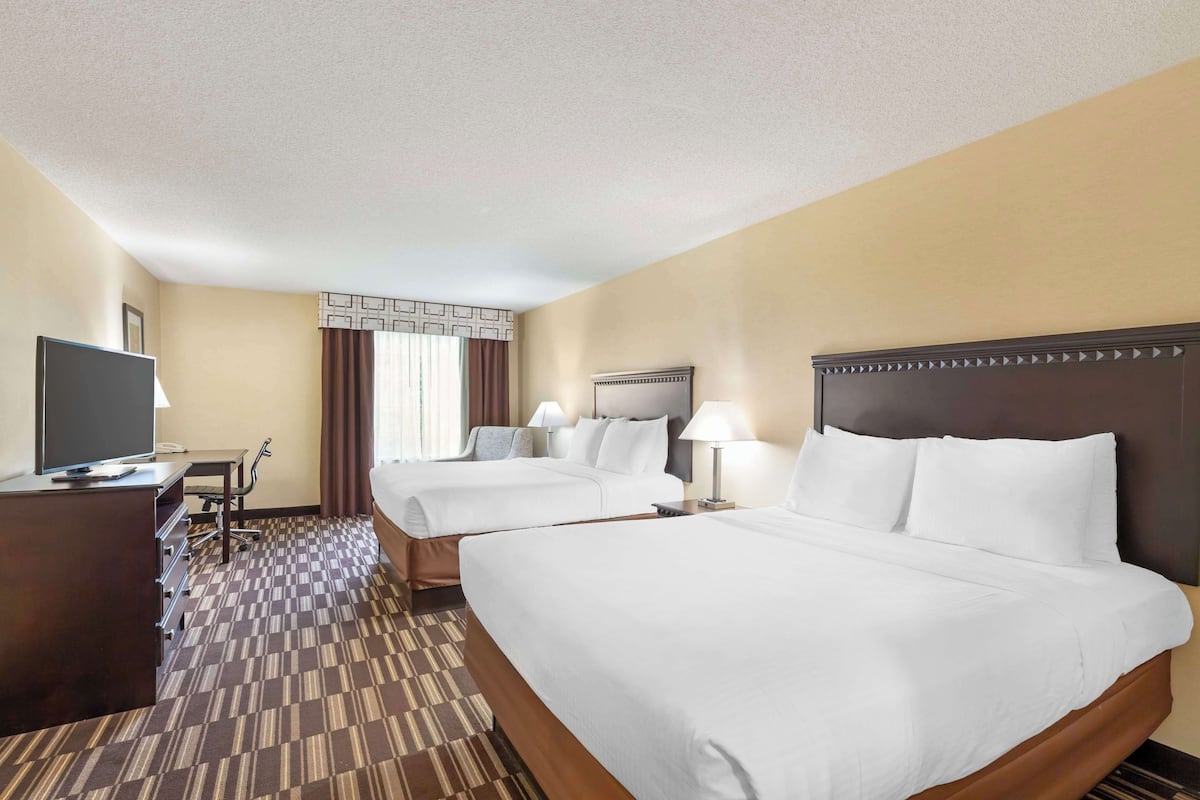 Standard Room, 2 Queen Beds, Non Smoking, Refrigerator & Microwave | Egyptian cotton sheets, premium bedding, pillowtop beds, desk