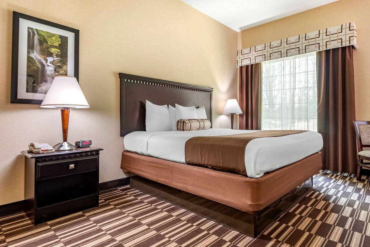 Egyptian cotton sheets, premium bedding, pillow-top beds, desk