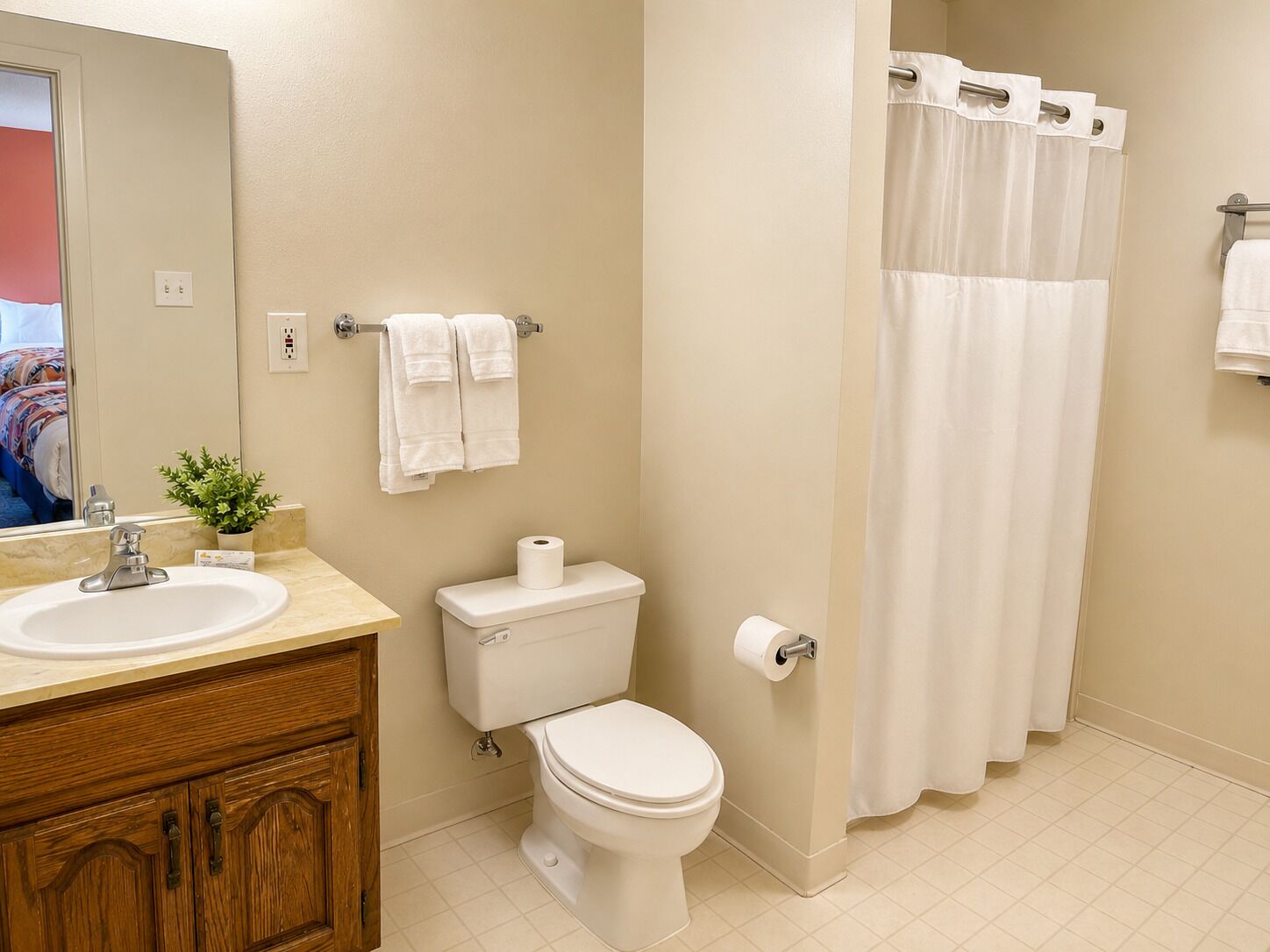 Kamar Keluarga, Beberapa Tempat Tidur, bathtub, sudut | Kamar mandi | Kombinasi shower/bathtub dan perlengkapan mandi gratis