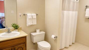 Kamar Keluarga, Beberapa Tempat Tidur, bathtub, sudut | Kamar mandi | Kombinasi shower/bathtub dan perlengkapan mandi gratis