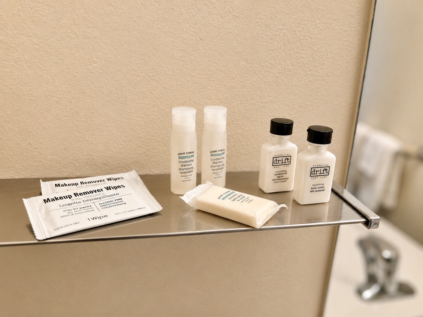 Combined shower/tub, free toiletries, hair dryer, towels