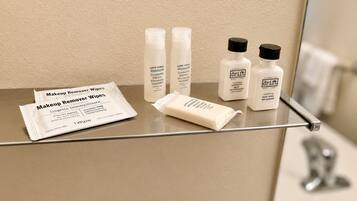 Combined shower/tub, free toiletries, hair dryer, towels