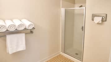 Kamar Standar, 2 Tempat Tidur Queen, difabel mobilitas, lantai dasar | Kamar mandi | Kombinasi shower/bathtub dan perlengkapan mandi gratis