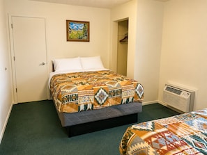 Family Room, Multiple Beds, Bathtub, Corner | Blackout drapes, iron/ironing board, free WiFi, bed sheets - Branding Iron Motel (Chama)