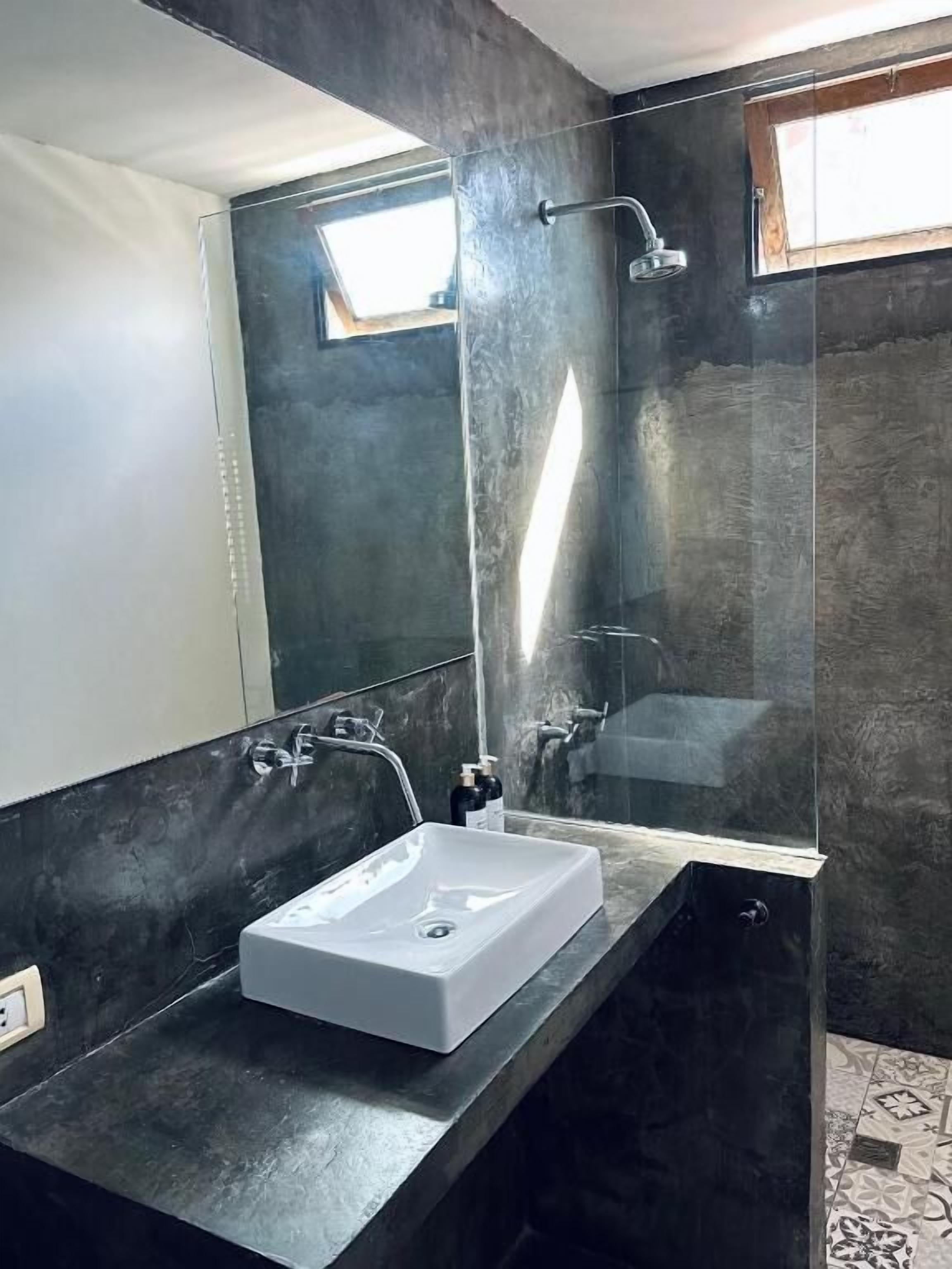 standard double room | bathroom | shower, rainfall showerhead, free toiletries, hair dryer