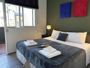 Habitación (Baño fuera de la habitacion) | Ropa de cama de alta calidad, caja fuerte, decoración individual