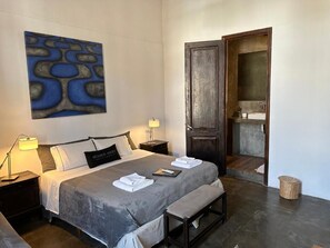 Ropa de cama de alta calidad y caja de seguridad en la habitación 