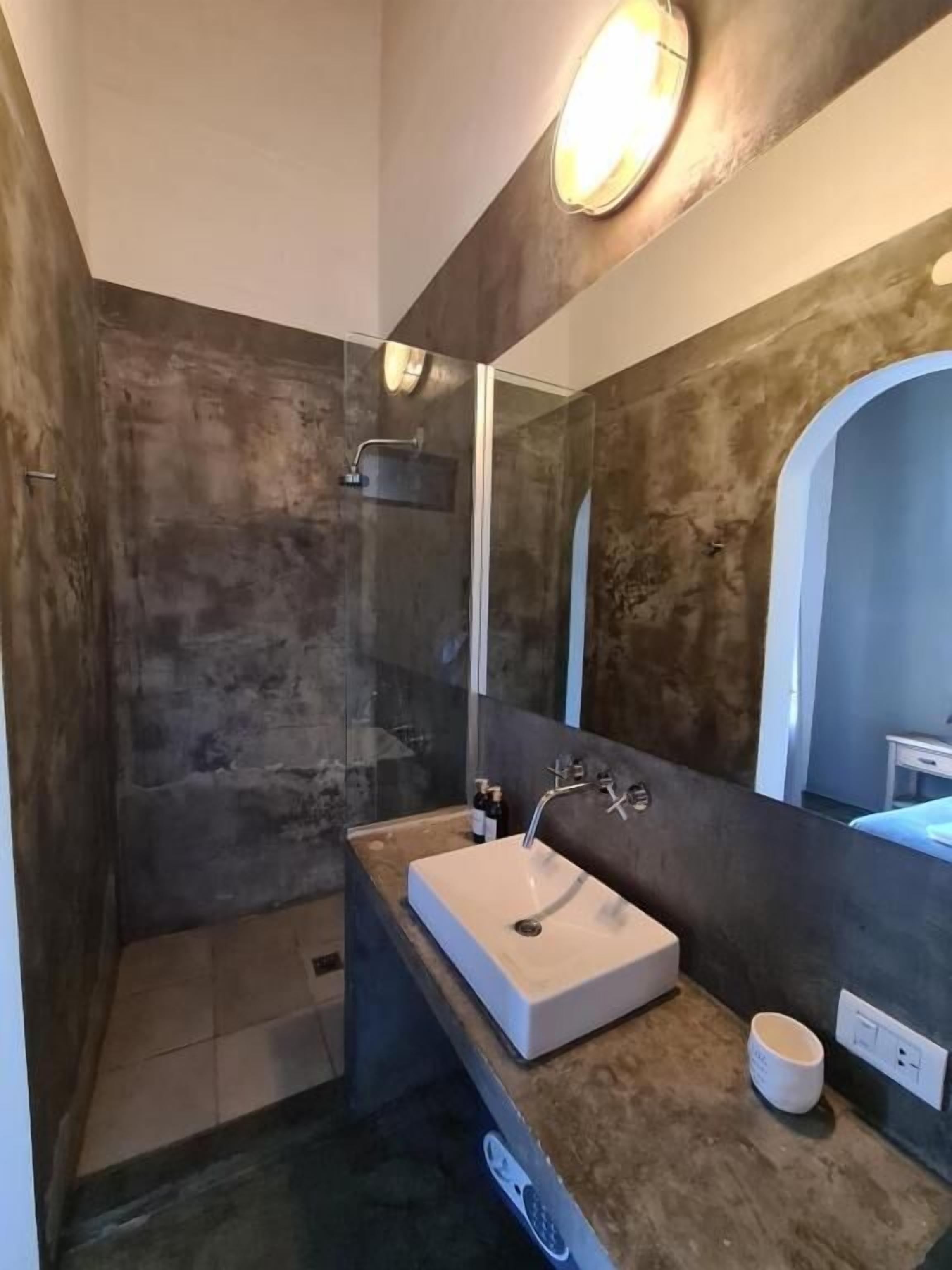 standard double room | bathroom | shower, rainfall showerhead, free toiletries, hair dryer