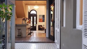 Ein modernes Interieur mit Küchenbereich, Essbereich und einem Flur, der zu einer Tür führt.
