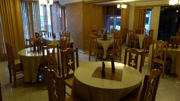 Lunch and dinner served, international cuisine