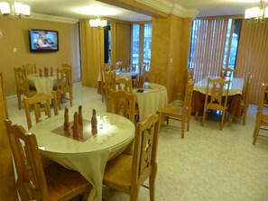 Se sirven almuerzos y cenas, cocina internacional