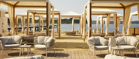 Hypo-allergenic bedding, minibar, in-room safe, desk