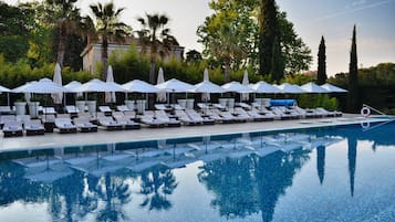 Piscina coperta, piscina stagionale all'aperto, cabanas (a pagamento)