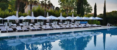 Una piscina techada, una piscina al aire libre de temporada