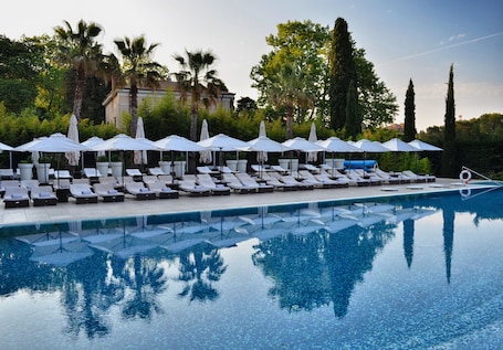 Una piscina techada, una piscina al aire libre de temporada