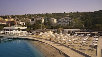 Bãi biển riêng, nhà lều trên biển, ghế dài tắm nắng, dù trên bãi biển