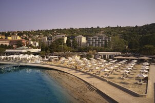 Playa privada, cabañas de playa, tumbonas y sombrillas