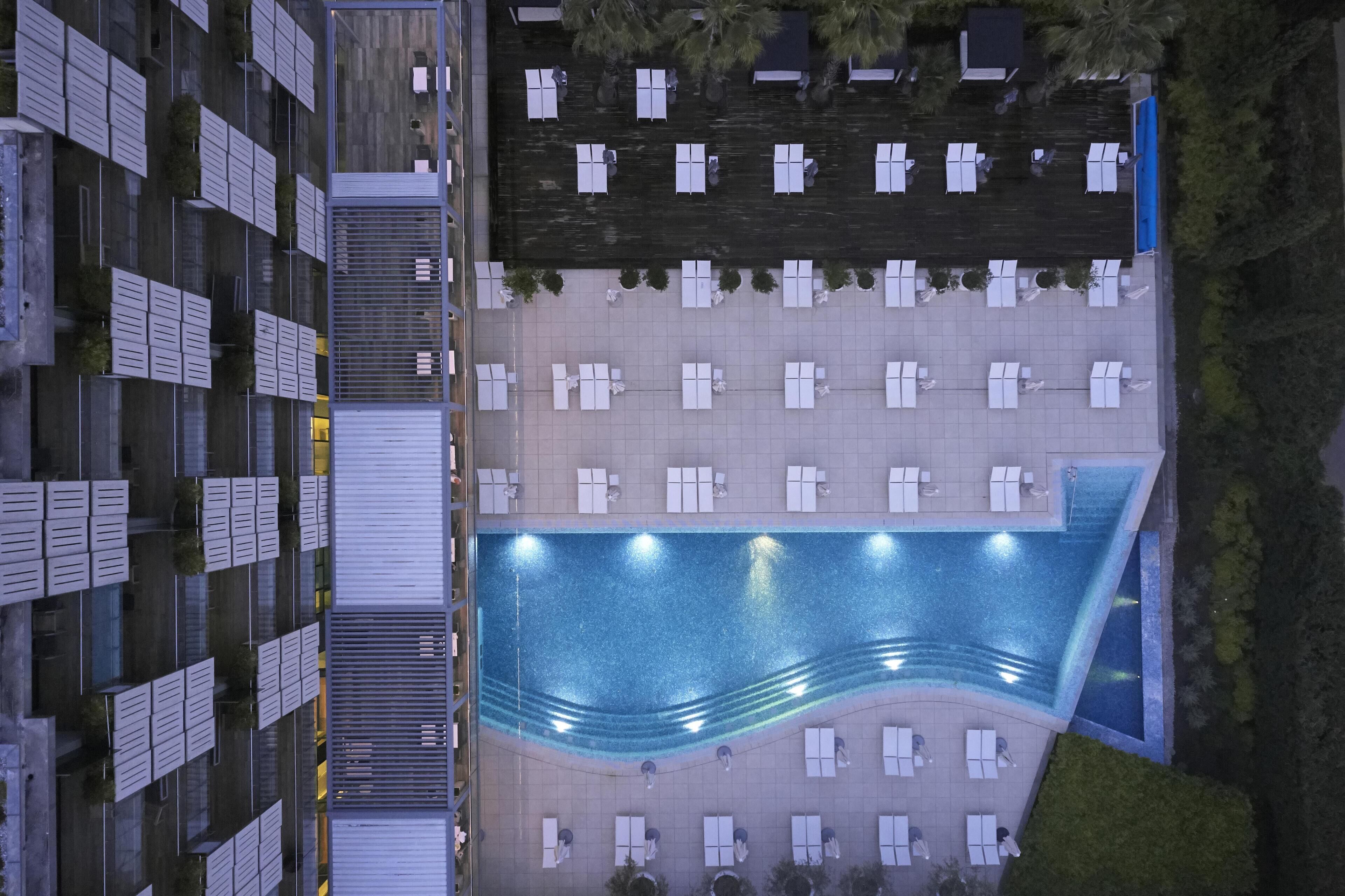 Indendørs pool, sæsonbestemt udendørs pool, hytter (tillægsgebyr)