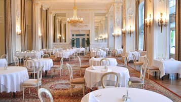 Petit déjeuner buffet (35 EUR par personne)