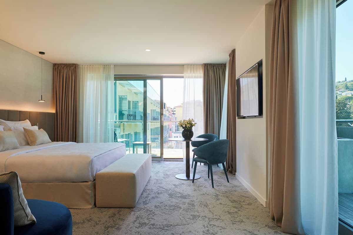 Hypo-allergenic bedding, minibar, in-room safe, desk