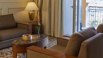 Allergikerbettwaren, Minibar, Zimmersafe, Schreibtisch