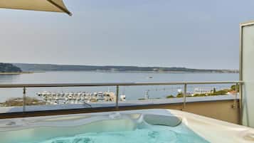 Suite, uitzicht op zee (Laguna Suite) | Hypoallergeen beddengoed, een minibar, een kluis op de kamer, een bureau