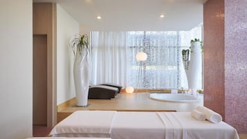 Salas de tratamiento para parejas, un sauna, una bañera de hidromasaje