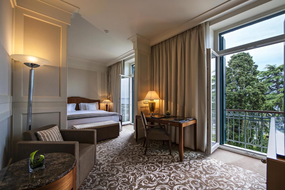 deluxe room, 1 king bed (deluxe room sea view) | hypo-allergenic bedding, minibar, in-room safe, desk