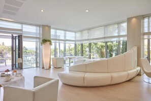 Lunsj og middag serveres, middelhavsretter, utsikt mot bassenget 