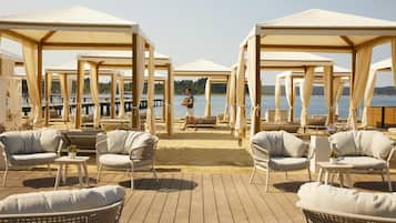私人海灘、小屋 (收費)、躺椅、太陽傘