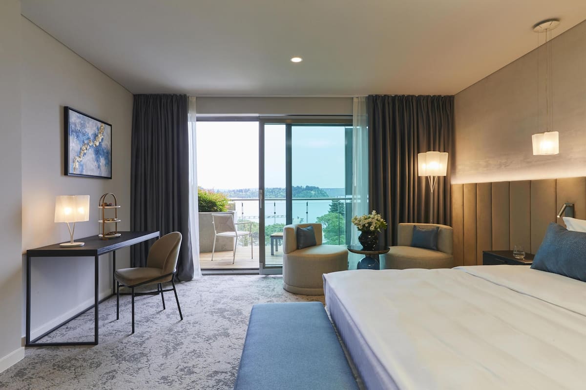 Hypo-allergenic bedding, minibar, in-room safe, desk