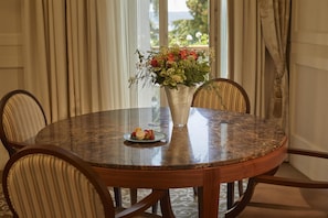 防敏寢具、迷你吧、房內夾萬、書桌