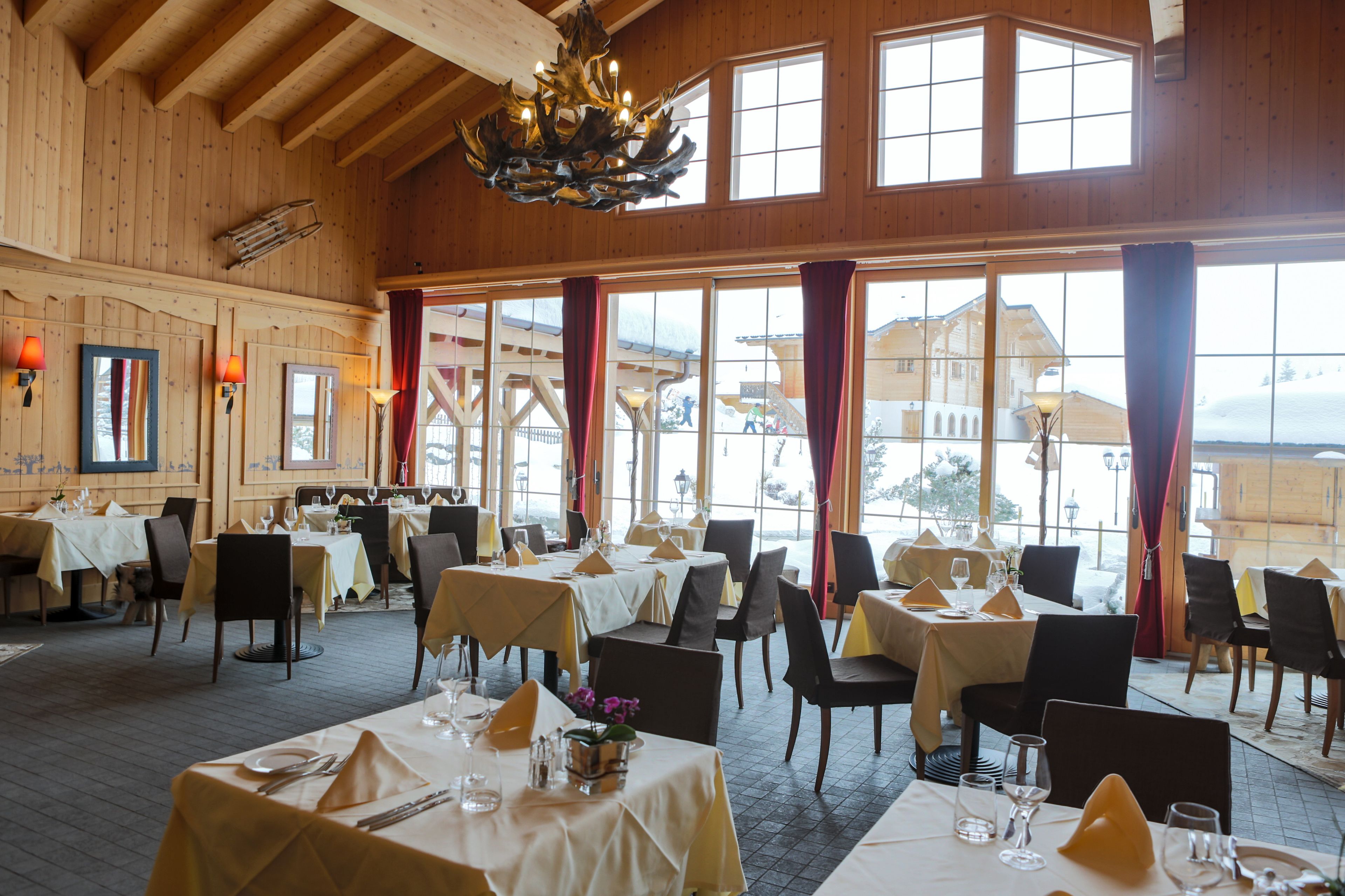 3 restaurants, lunch, dinner, brunch served; local cuisine