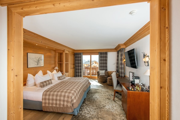 Executive kamer, uitzicht op bergen | Luxe beddengoed, pillowtop-bedden, een minibar met enkele gratis items