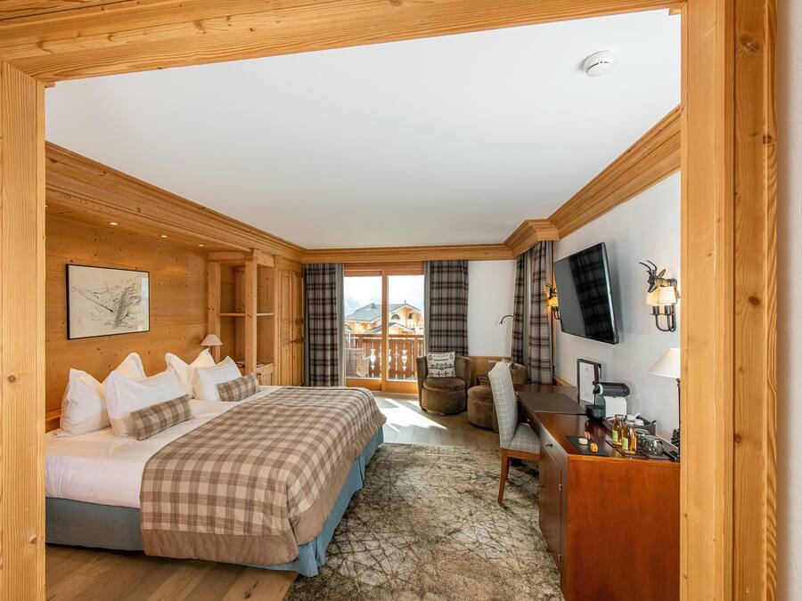 Executive Room, Mountain View | Premium bedding, pillowtop beds, free minibar items, in-room safe