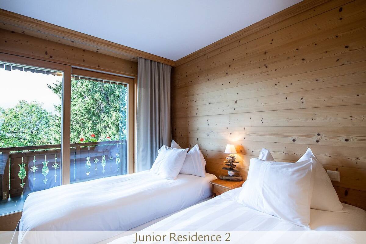 junior room (residence) | premium bedding, pillow-top beds, free minibar items, in-room safe