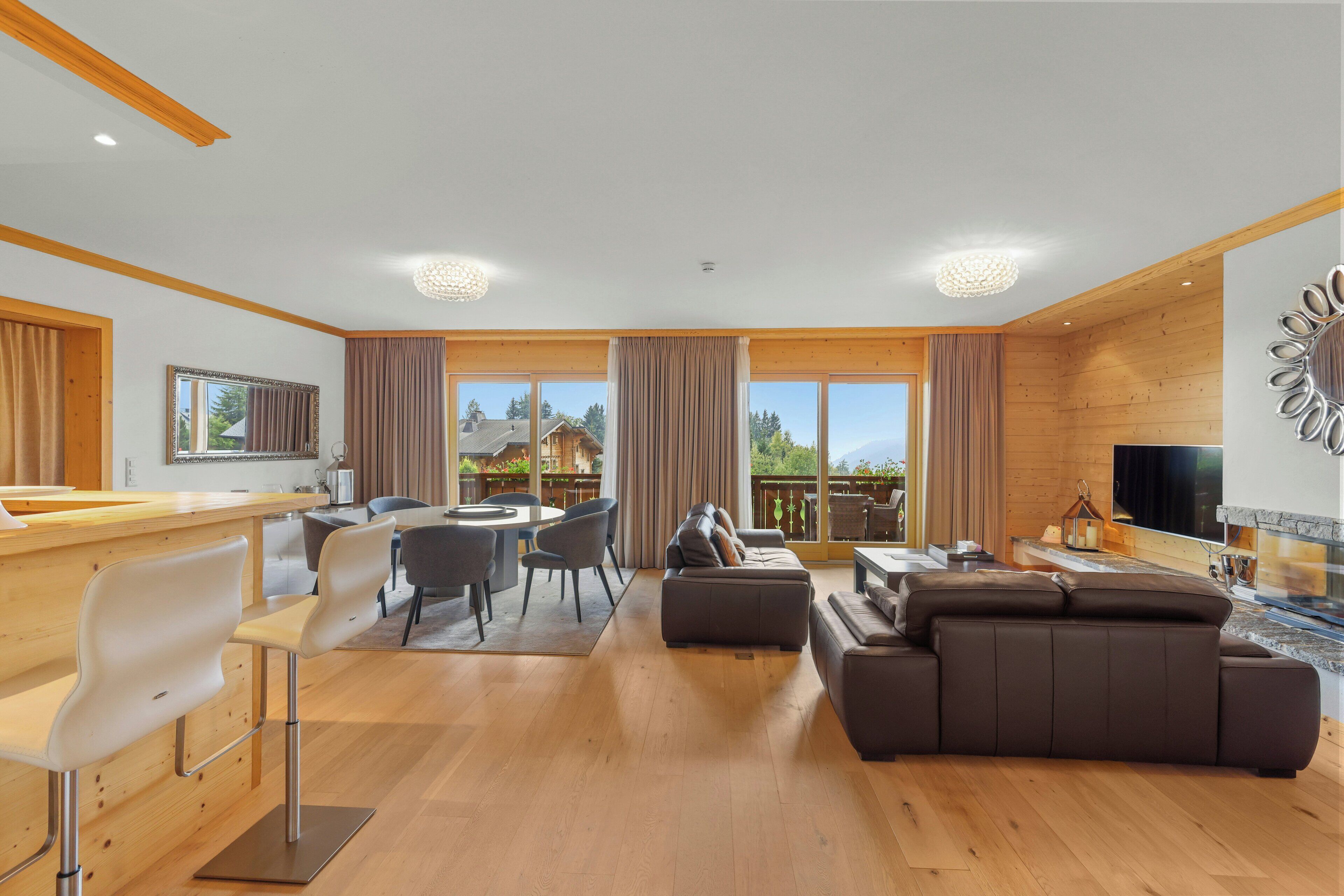 Premium bedding, pillowtop beds, free minibar items, in-room safe