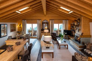 Royal-penthouselejlighed | Opholdsområde | Tv, legetøj, betalingsfilm, gulvvarme