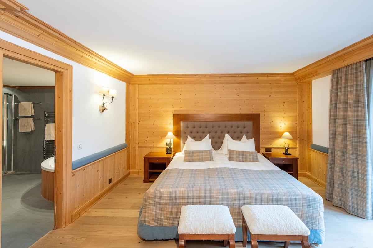 Suite junior, vista al parque | Ropa de cama de alta calidad y camas con pillow-top