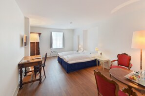 Allergiatestatut vuodevaatteet, tallelokero huoneessa, työpöytä