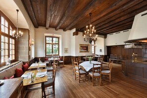 2 restaurantes; se sirven desayunos